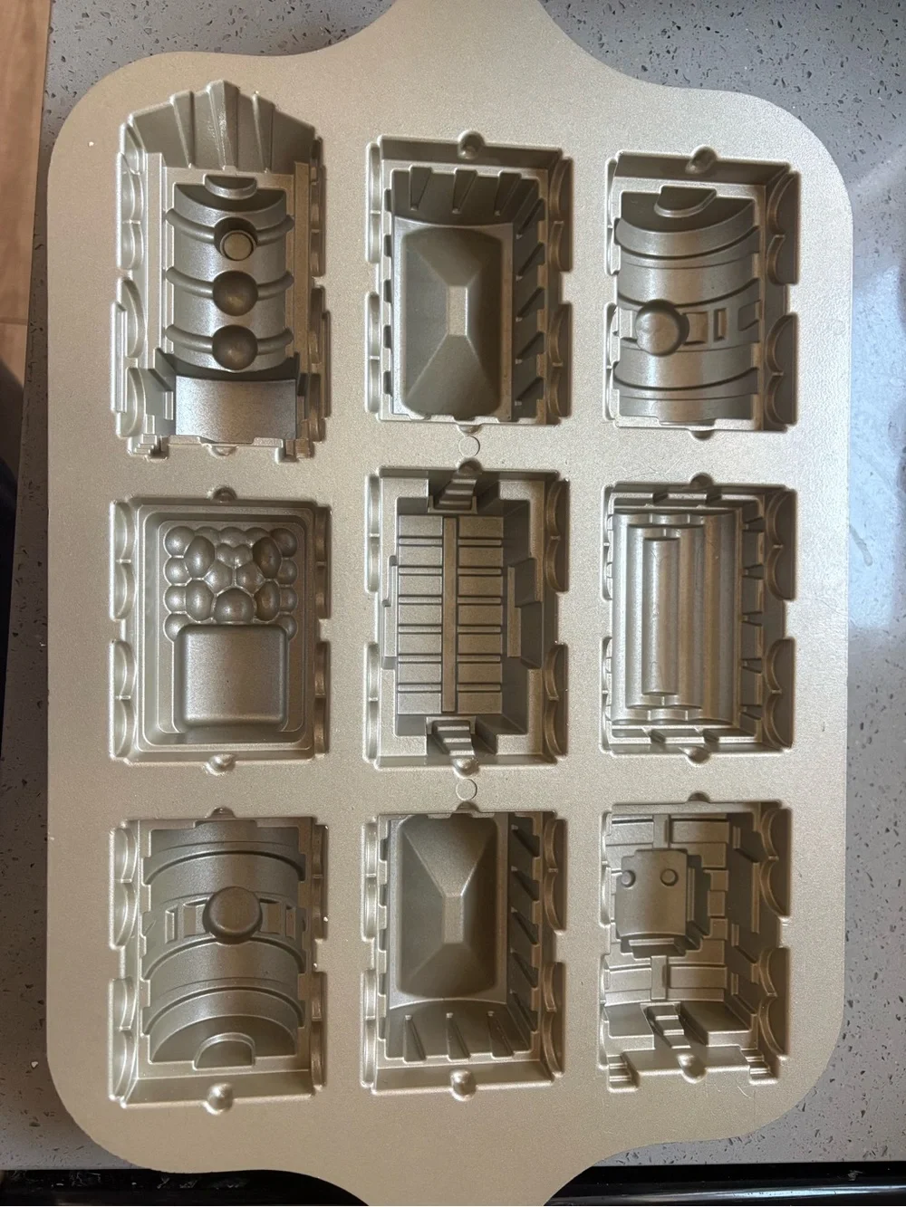 Nordic ware train cake pan mold 5 cups cast aluminum